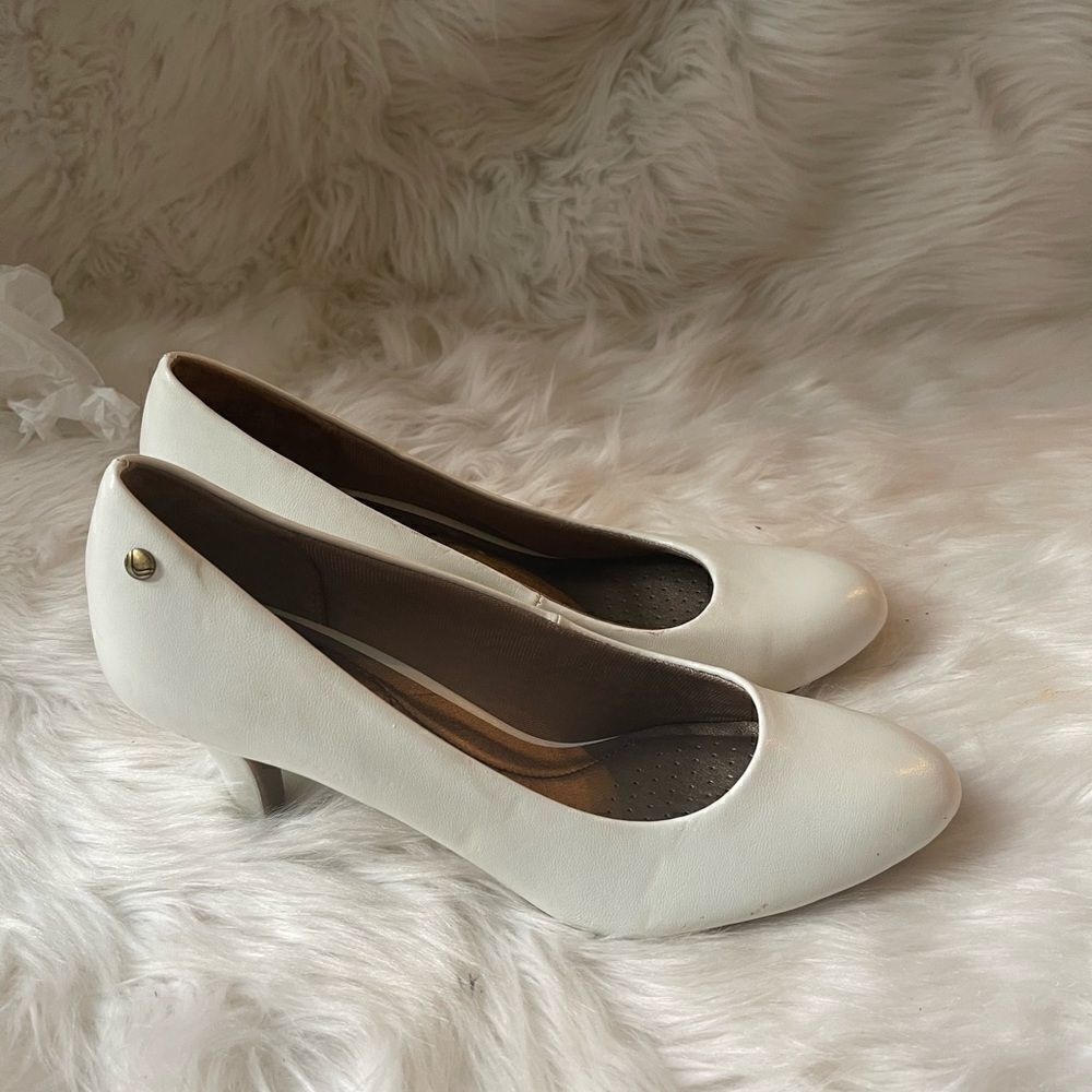 Life Stride Parigi white slip on classic round toe 2.5 “ heels